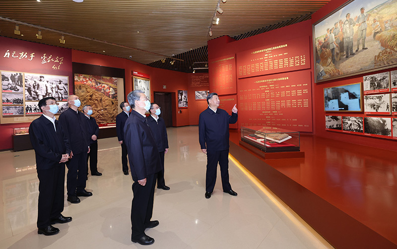 　　10月27日，中共中央总书记、国家主席、中央军委主席习近平带领中共中央政治局常委李强、赵乐际、王沪宁、蔡奇、丁薛祥、李希，瞻仰延安革命纪念地。这是习近平等在延安革命纪念馆，参观《伟大历程——中共中央在延安十三年历史陈列》。